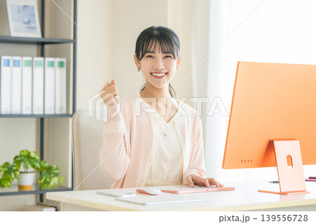 仕事をする事務員の女性 仕事をする事務員の女性 139556728