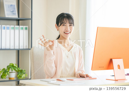 仕事をする事務員の女性 仕事をする事務員の女性 139556729