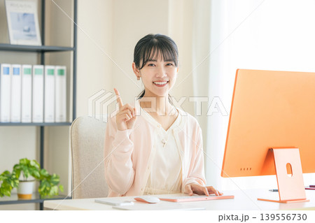 仕事をする事務員の女性 仕事をする事務員の女性 139556730