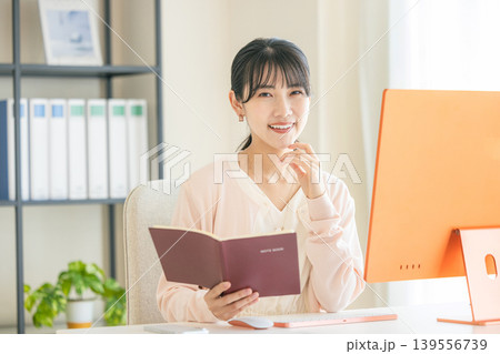 仕事をする事務員の女性 仕事をする事務員の女性 139556739