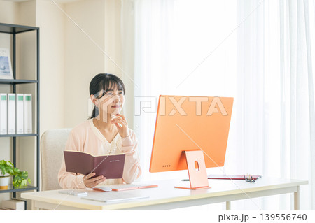 仕事をする事務員の女性 仕事をする事務員の女性 139556740
