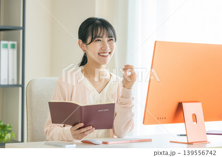 仕事をする事務員の女性 仕事をする事務員の女性 139556742