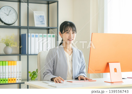 パソコンに向かうビジネスウーマン 139556743