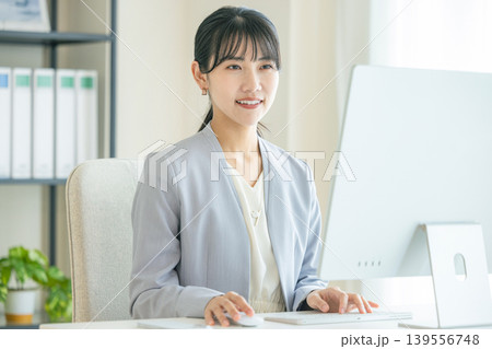 パソコンに向かうビジネスウーマン パソコンに向かうビジネスウーマン 139556748