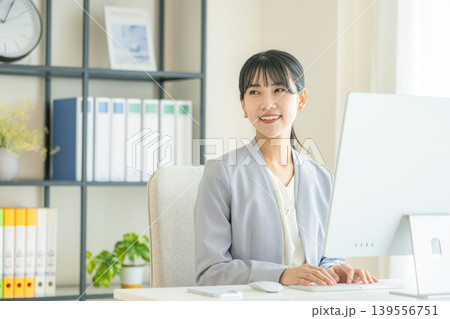 パソコンに向かうビジネスウーマン 139556751