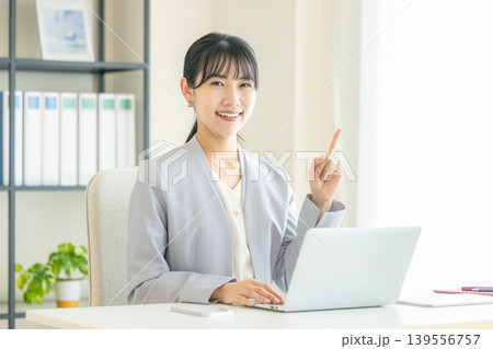 笑顔で仕事をするビジネスウーマン 笑顔で仕事をするビジネスウーマン 139556757