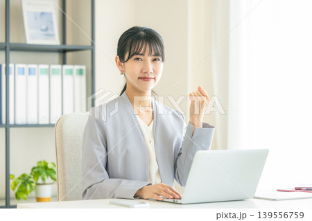 笑顔で仕事をするビジネスウーマン 笑顔で仕事をするビジネスウーマン 139556759