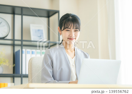 笑顔で仕事をするビジネスウーマン 笑顔で仕事をするビジネスウーマン 139556762