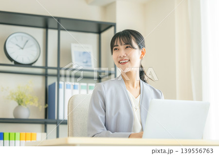 笑顔で仕事をするビジネスウーマン 笑顔で仕事をするビジネスウーマン 139556763