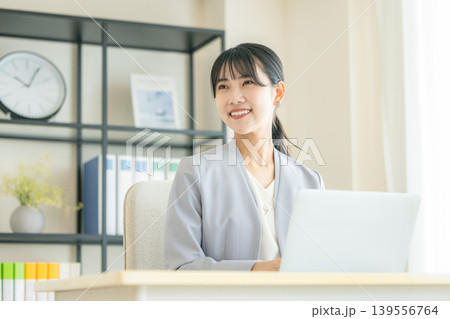 笑顔で仕事をするビジネスウーマン 笑顔で仕事をするビジネスウーマン 139556764