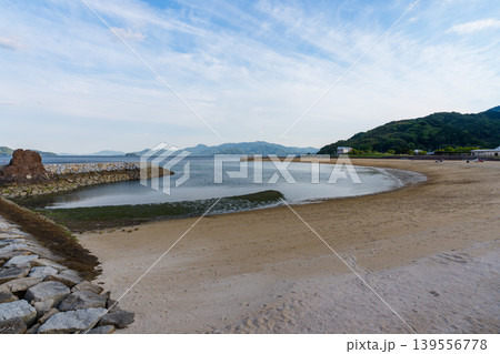 山口県岩国市 潮風公園みなとオアシスゆうの海岸風景 139556778