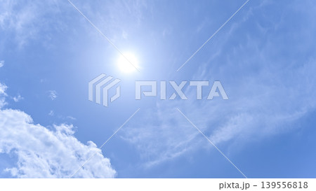 初夏の青空と太陽光が広がる空の背景素材 横浜 初夏の青空と太陽光が広がる空の背景素材 横浜 139556818