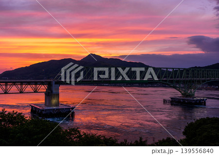 周防大島から望む夕焼けの大島大橋と本州の絶景 139556840