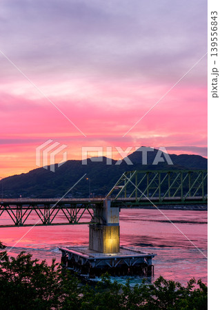 周防大島から望む夕焼けの大島大橋と本州の絶景 周防大島から望む夕焼けの大島大橋と本州の絶景 139556843