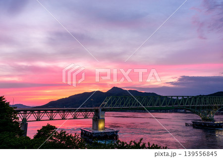 周防大島から望む夕焼けの大島大橋と本州の絶景 周防大島から望む夕焼けの大島大橋と本州の絶景 139556845