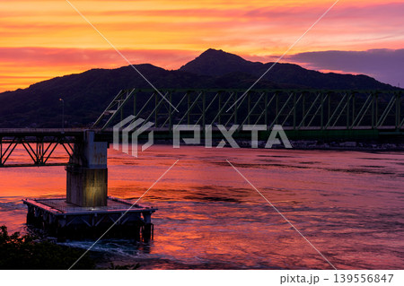 周防大島から望む夕焼けの大島大橋と本州の絶景 周防大島から望む夕焼けの大島大橋と本州の絶景 139556847