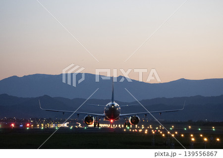 夕暮れの仙台空港　離陸中の飛行機　宮城県名取市 139556867