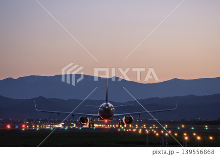 夕暮れの仙台空港 離陸中の飛行機 宮城県名取市 夕暮れの仙台空港 離陸中の飛行機 宮城県名取市 139556868