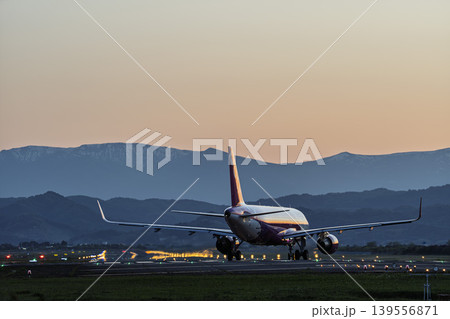 夕暮れの仙台空港 離陸中の飛行機 宮城県名取市 夕暮れの仙台空港 離陸中の飛行機 宮城県名取市 139556871