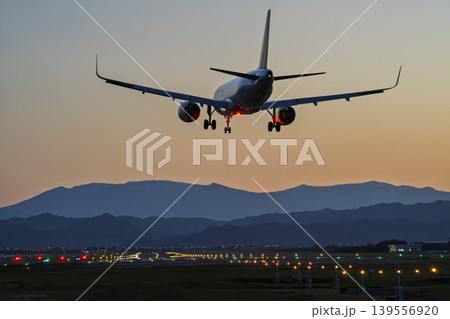 夕暮れの仙台空港 着陸中の飛行機 宮城県名取市 夕暮れの仙台空港 着陸中の飛行機 宮城県名取市 139556920