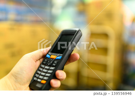 ハンディターミナルを持つ手 139556946