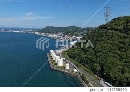 関門海峡沿いの工業港湾施設を斜め俯瞰した空撮写真 139556969