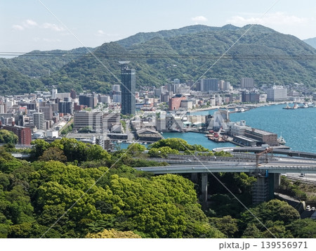 山口県下関市の港湾エリアと市街地を望む空撮写真 139556971