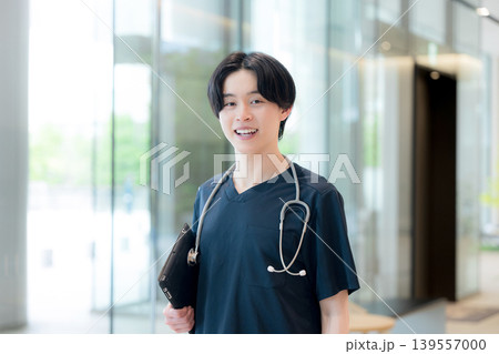 窓ガラスが綺麗な大学病院のような笑顔の医療従事者(医師や看護師)のような安心と信頼の医療イメージ 窓ガラスが綺麗な大学病院のような笑顔の医療従事者(医師や看護師)のような安心と信頼の医療イメージ 139557000