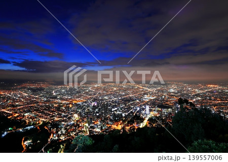 コロンビアの首都ボゴタの夜景　光の道路が交差する大都市の絶景俯瞰 139557006