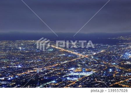ボゴタ市街地の夜景パノラマ コロンビア首都の煌めく街明かりと交差点 ボゴタ市街地の夜景パノラマ コロンビア首都の煌めく街明かりと交差点 139557026