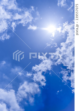 初夏の青空と太陽光が広がる空の背景素材 横浜 初夏の青空と太陽光が広がる空の背景素材 横浜 139557075