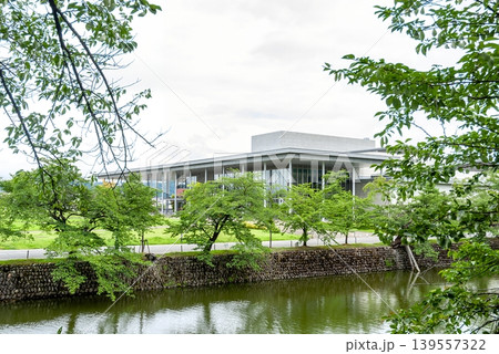 伝国の杜（米沢市上杉博物館）の近代建築と米沢城跡の堀（山形県米沢市） 139557322