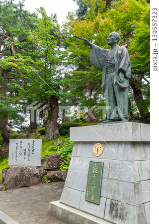 上杉鷹山公之像と「なせば成る」の碑(山形県米沢市・上杉神社) 上杉鷹山公之像と「なせば成る」の碑(山形県米沢市・上杉神社) 139557323