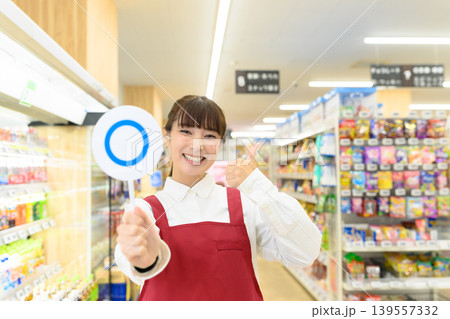 笑顔でサムズアップする店員 139557332