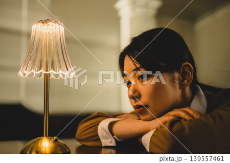 ランプの横で考え込む女性 139557461