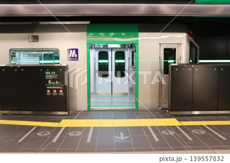 夢洲駅に到着した地下鉄メトロ中央線の車両 139557832