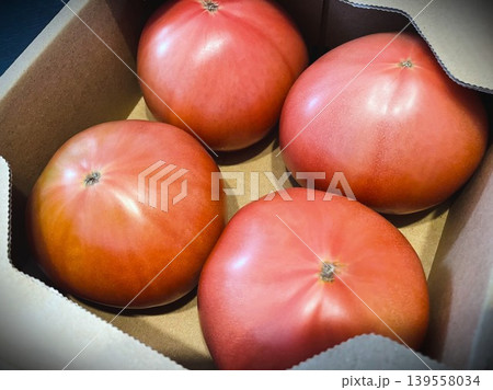 箱入りの大きなトマト103 139558034