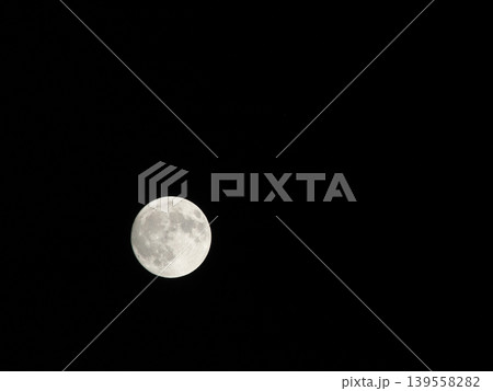 夜空に浮かぶ満月 夜空に浮かぶ満月 139558282