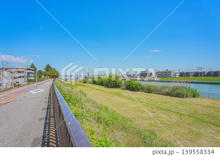 青空が広がる初夏の住宅街と新中川 青空が広がる初夏の住宅街と新中川 139558334