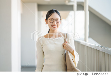 外出する若い女性のポートレート 外出する若い女性のポートレート 139558437