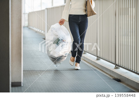 朝ゴミを出しに行く女性 朝ゴミを出しに行く女性 139558448