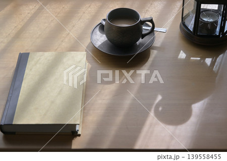 テーブルに置かれたコーヒーと本 139558455