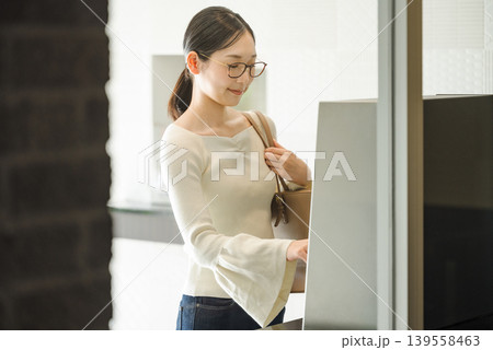 マンションのオートトックを操作する若い女性 マンションのオートトックを操作する若い女性 139558463