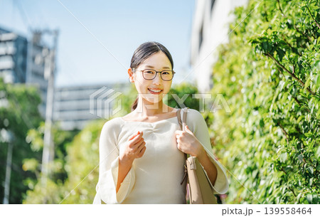 若い女性の屋外ポートレート 139558464