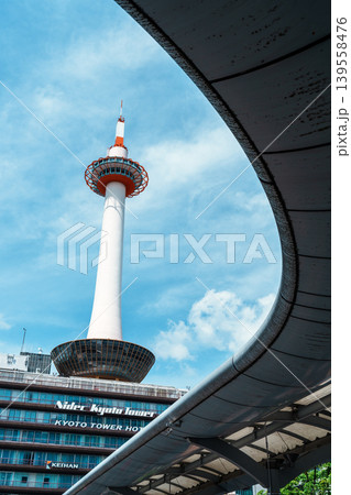 綺麗な青空を背景にした京都タワー 綺麗な青空を背景にした京都タワー 139558476