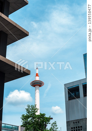 綺麗な青空を背景にした京都タワー 綺麗な青空を背景にした京都タワー 139558477