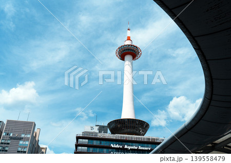 綺麗な青空を背景にした京都タワー 139558479