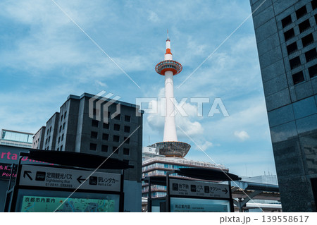 綺麗な青空を背景にした京都タワー 139558617