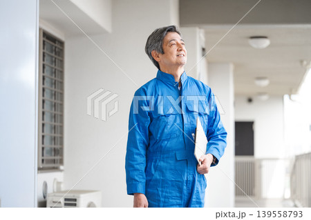 マンションの管理人として働くシニア男性 マンションの管理人として働くシニア男性 139558793