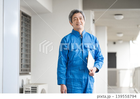 マンションの管理人として働くシニア男性 マンションの管理人として働くシニア男性 139558794
